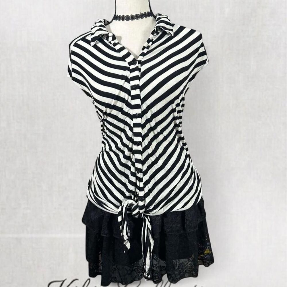 Y2K Style Chevron Black and White Collared Short Sleeve Top